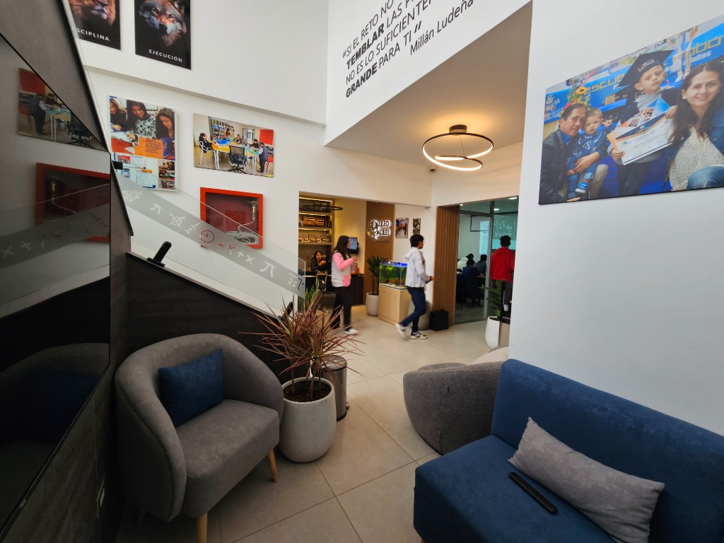 Pasillo y decoración Galileo Galilei